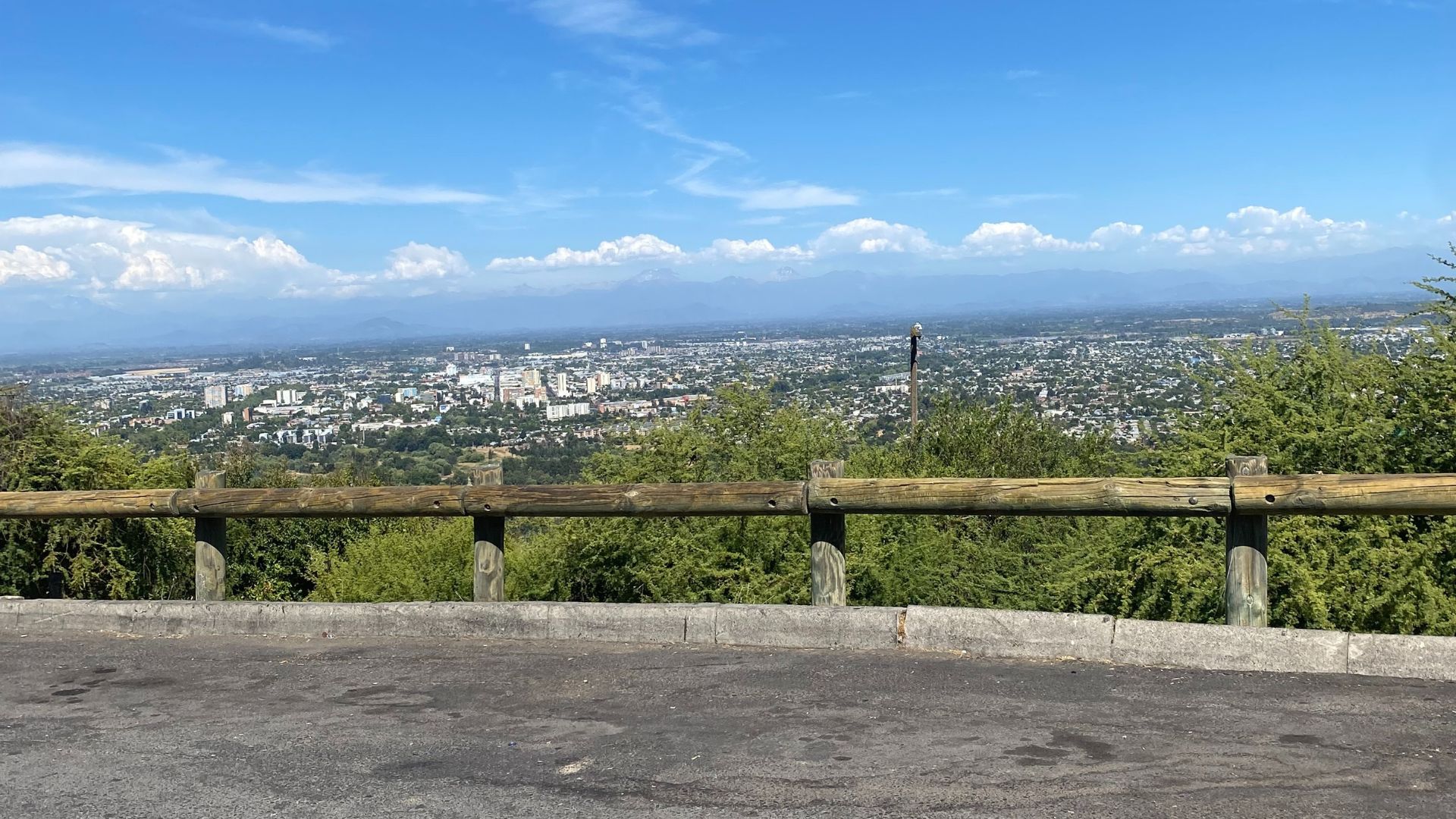 Fotografía de la barra, delimita un sector con árboles y se aprecia la ciudad de Talca desde lo alto